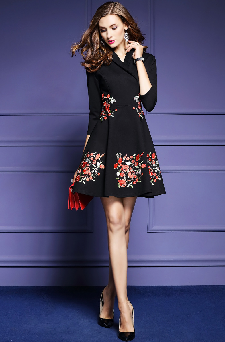 Autumn and winter new V-neck 3 / 4 sleeve heavy work embroidered dress