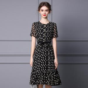 Zhili's new dress in spring and summer of 2022 is gentle， round neck， wave point， waist and thin skirt