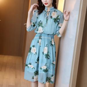 Blue printed mulberry silk A-line skirt 2020 summer new lace up neckline， waist closing， slim and big swing dress for wo